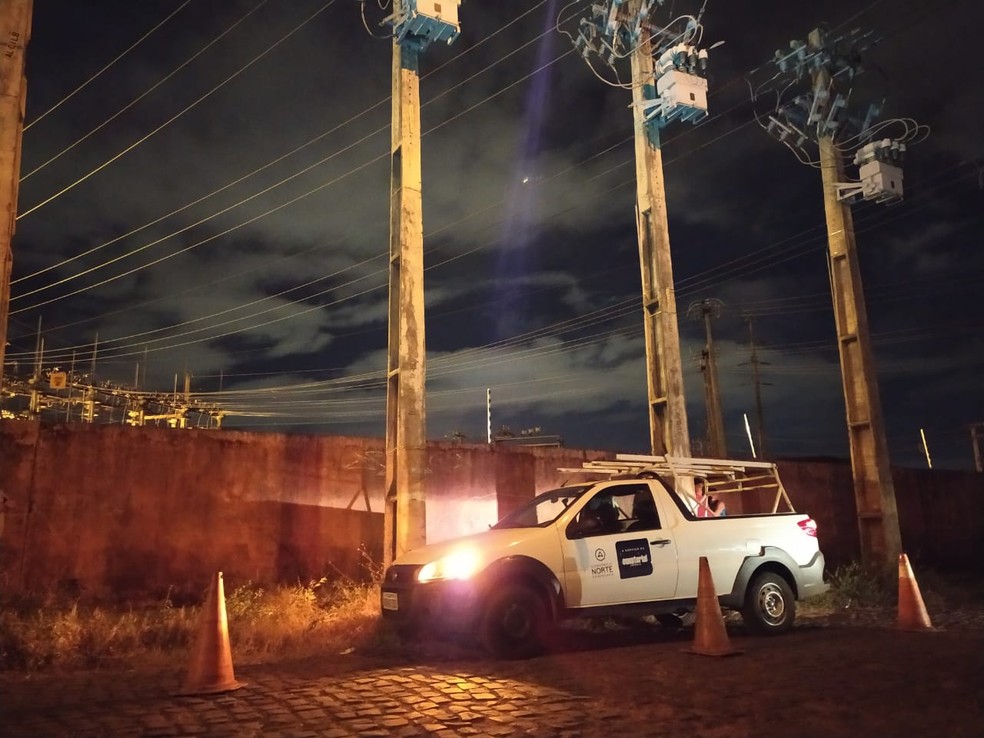 Funcionário morre de choque elétrico em poste próxima à subestação em Teresina — Foto: Flávio Meireles/TV Clube