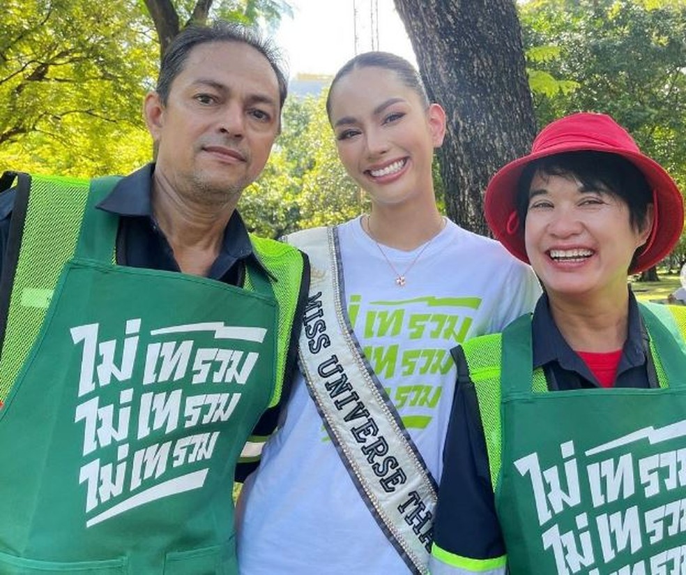 Miss Tailândia, Anna Sueangam-iam, com seus pais — Foto: Reprodução/Instagram