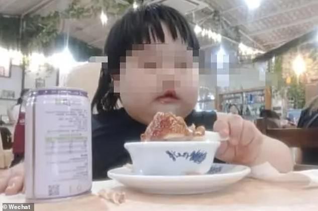 Pais de garota de 3 anos são acusados de abuso por vídeos em que a criança aparece comendo grandes quantidades de comida (Foto: Reprodução)
