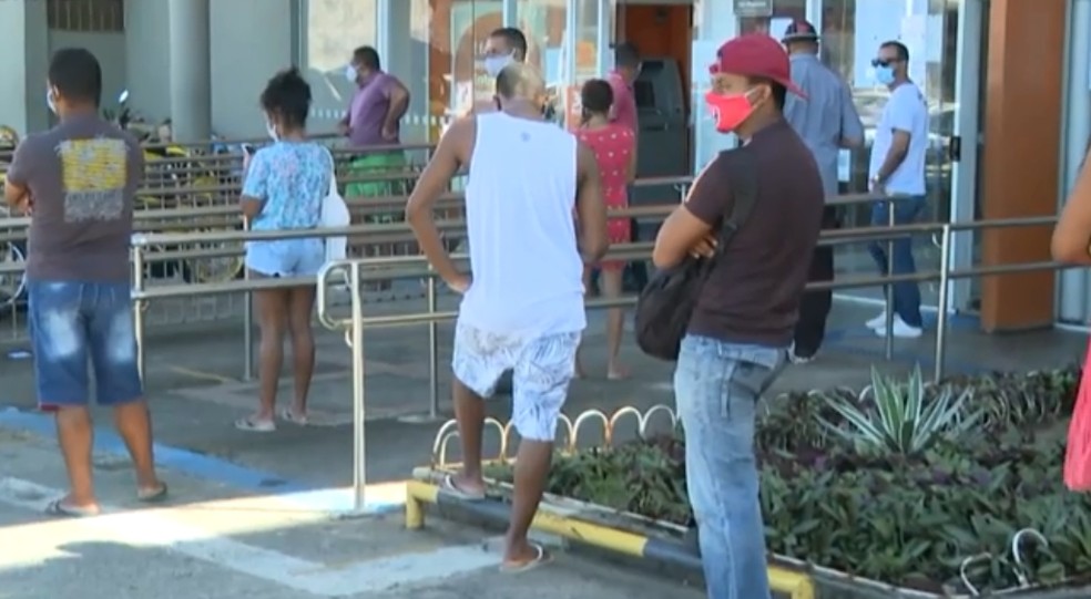 No bairro da Pituba, em Salvador, aguardam em fila para entrar em banco — Foto: Reprodução/TV Bahia