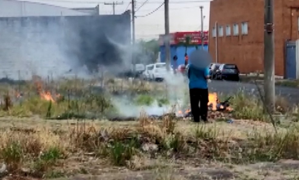 Homem colocou vários fogo em vários pontos de terreno em São Carlos — Foto: Arquivo pessoal
