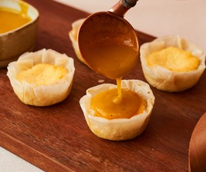 Tortinhas de queijo Boursin na massa filo com calda de manga e maracujá da Confeitaria Marilia Zylbersztajn      
