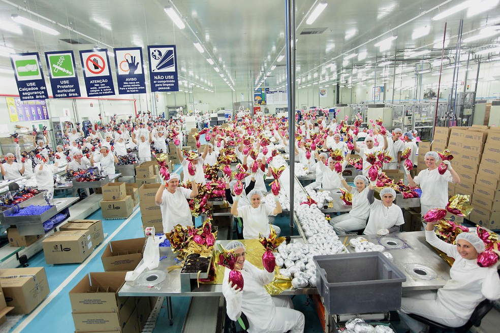 Funcionários na linha de produção dos ovos Sonho de Valsa, um dos carros-chefes da Lacta (Foto: Divulgação/Mondelez)
