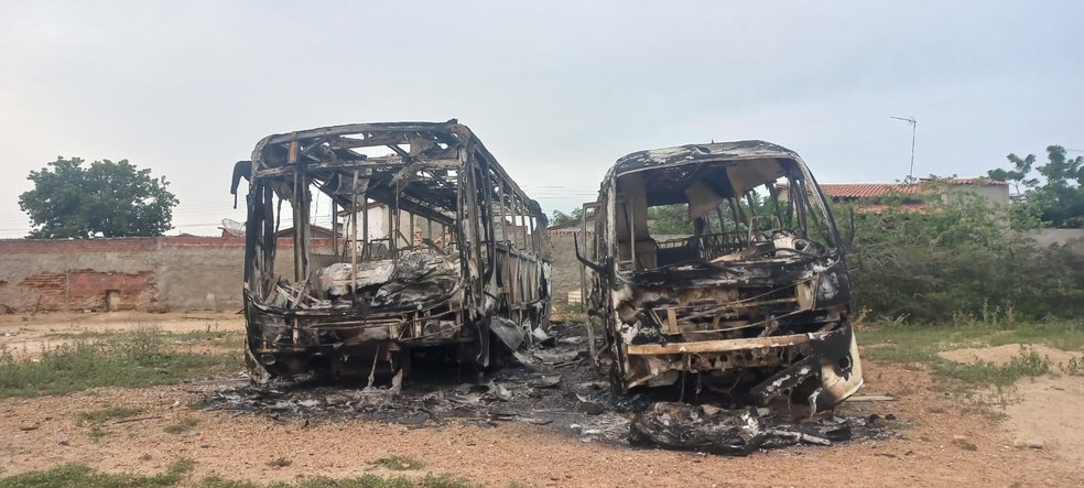Dois ônibus escolares foram incendiados no municípios de São Tomé, RN, na madrugada desta quarta (15) — Foto: Divulgação