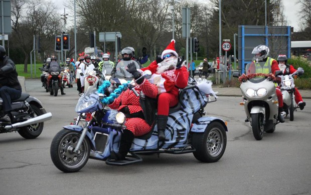 Pela segunda vez, moto carreata aconteceu em Cambridge, na Inglaterra; motociclistas percorreram mais de 45 km para entregar presentes (Foto: Cambridge Bikers)