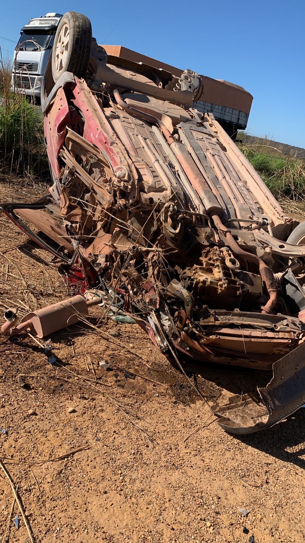 Acidente entre dois carros na rodovia BR-135, no Sul do Piauí — Foto: Reprodução
