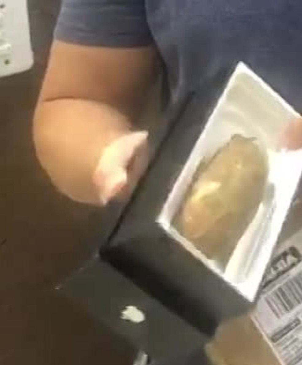 Homem recebeu pedaço de mandioca na caixa de telefone celular no Rio — Foto: Reprodução/ TV Globo