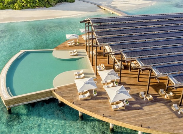 Resort nas Maldivas tem teto que promove energia solar (Foto: Instagram / kudadoomaldives)