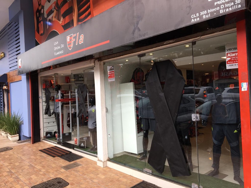 Loja oficial do Flamengo, em Brasília, declarou luto após morte de jogadores em CT do Rio de Janeiro — Foto: Arquivo pessoal