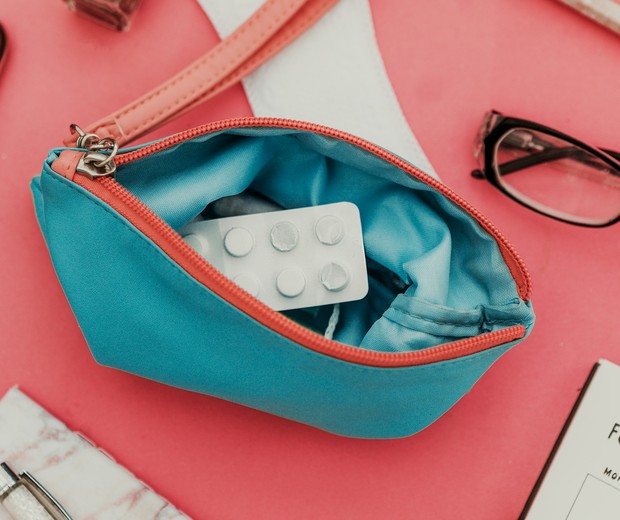 Menstrual tampons and pads in cosmetic bag. Menstruation time. Hygiene and protection (Foto: Getty Images)