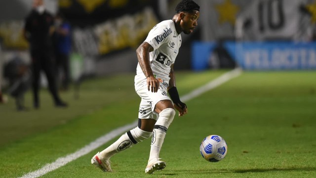 Marinho em ação pelo Santos contra o Athletico, na Copa do Brasil