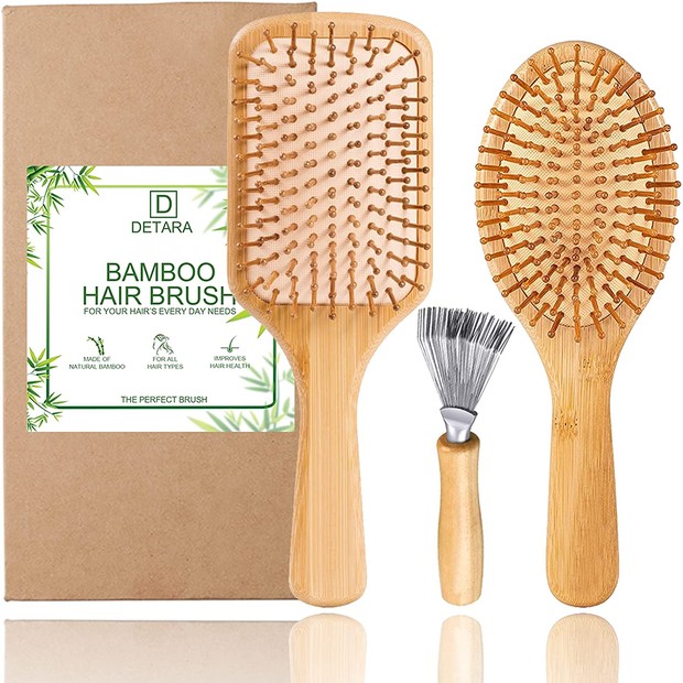 Conjunto com duas escovas de cabelo de bambu com ferramenta para limpeza, Detara (Foto: Reprodução)