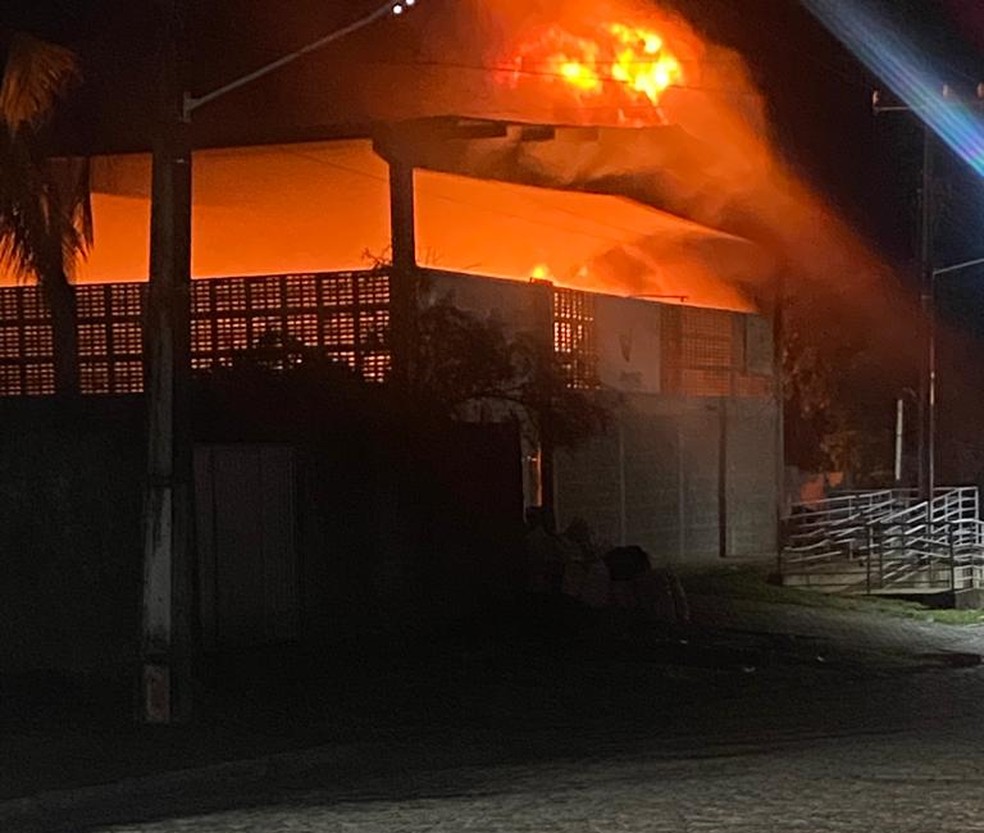 Ataques no RN: Incêndio em galpão de cooperativa de reciclagem em Arez, RN — Foto: Redes sociais