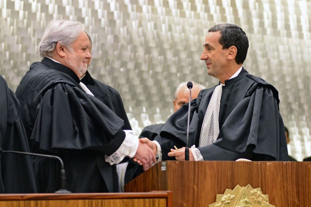 O ministro Félix Fischer (esq) cumprimenta o colega Francisco Falcão, seu sucessor no comando do STJ (Foto: Gustavo Lima SCO/STJ)