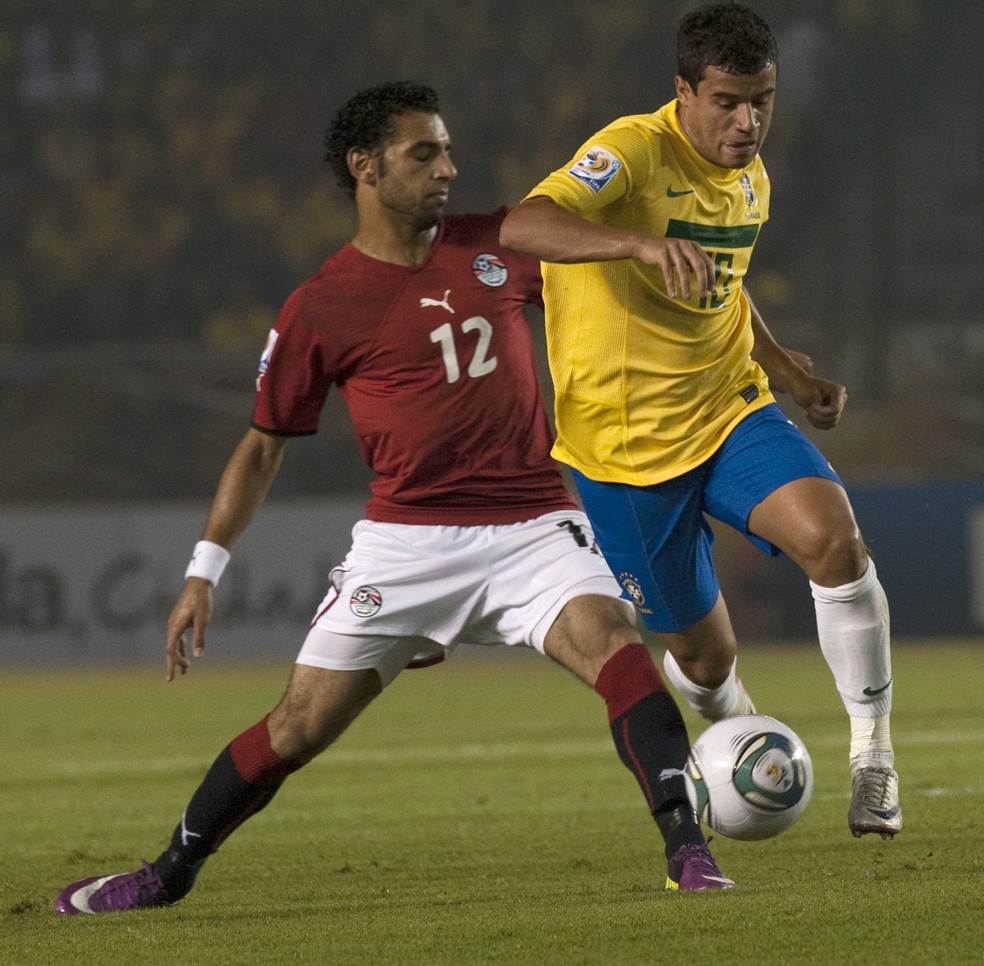 Salah em ação pelo Egito contra o Brasil de Coutinho em 2011. Coincidentemente, os dois jogariam juntos no Liverpool (Foto: LUIS ACOSTA / AFP)
