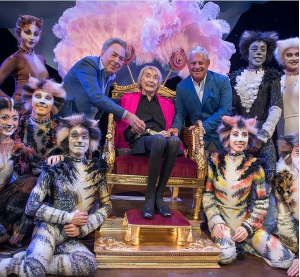 O compositor Andrew Lloyd Webber com a coreógrafa original de Cats, Gillian Lynne, e alguns dos atores da versão inglesa do musical (Foto: Instagram)