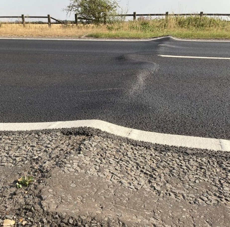 Forte calor derreteu o asfalto e formou uma grande ondulação na pista da rodovia A14, em Cambridge, Inglaterra,  na