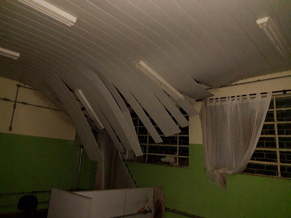 Parte da cobertura da escola foi danificada em Cruzália  — Foto: Arquivo pessoal 