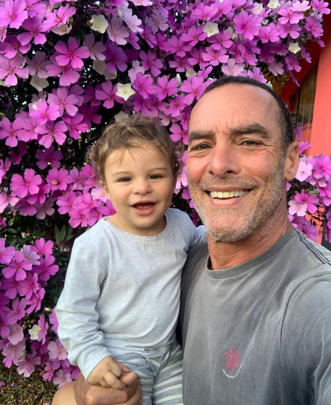 Paulo Zulu com o filho caçula — Foto: Reprodução/Instagram