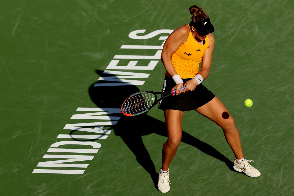 Bia Haddad leva pneu e perde para Anett Kontaveit em Indian Wells