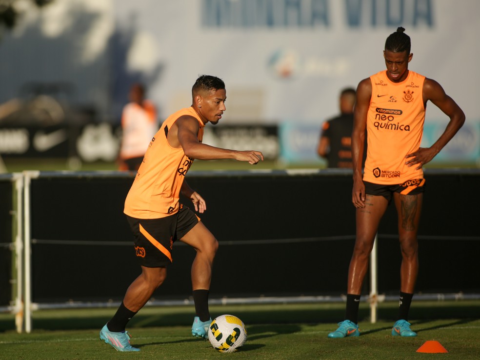 Ruan Oliveira e Robson Bambu em treino do Corinthians  Foto: Marcelo Braga