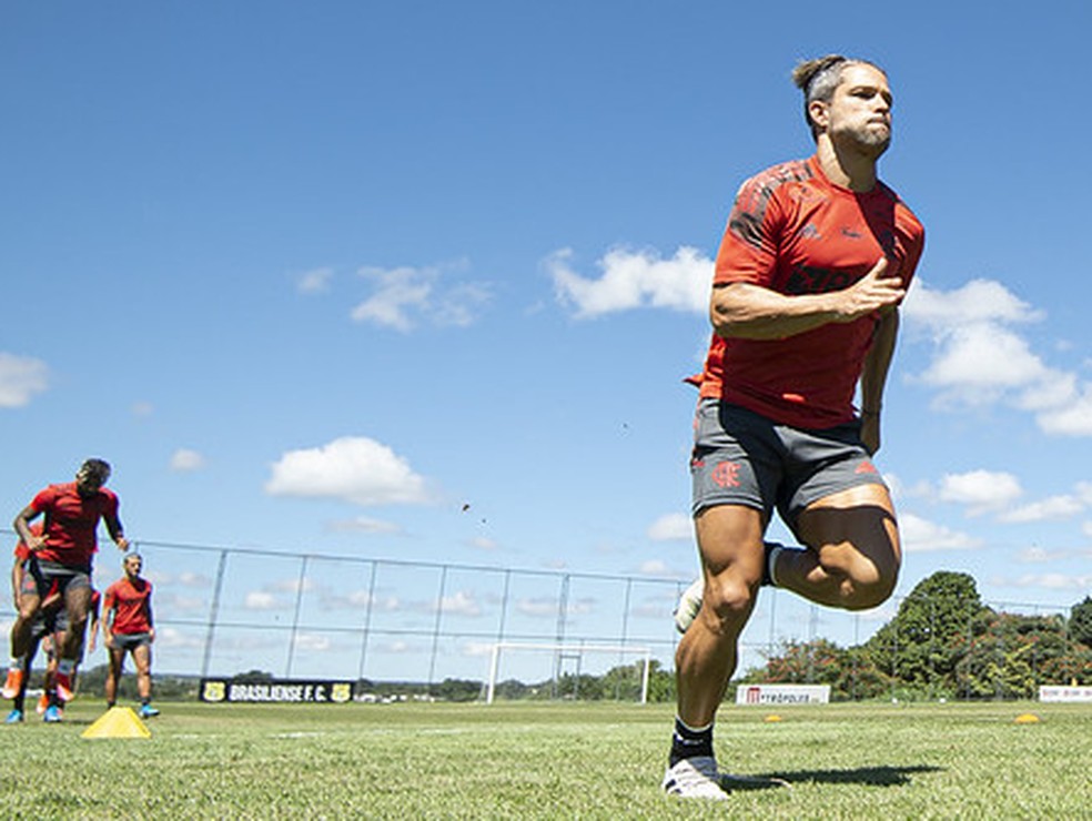 Diego em treinamento neste sábado no CT do Brasiliense — Foto: Alexandre Vidal / CRF