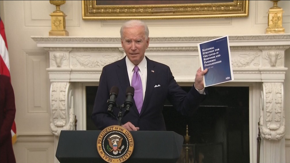 Joe Biden assina decretos com medidas de combate à Covid — Foto: Reprodução/GloboNews