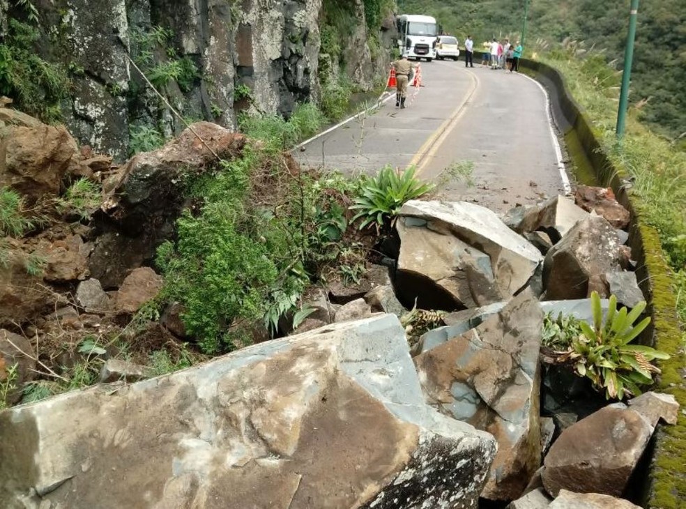 Rochas obstruem passagem na Serra do Rio do Rastro (Foto: PMRv/Divulgação )