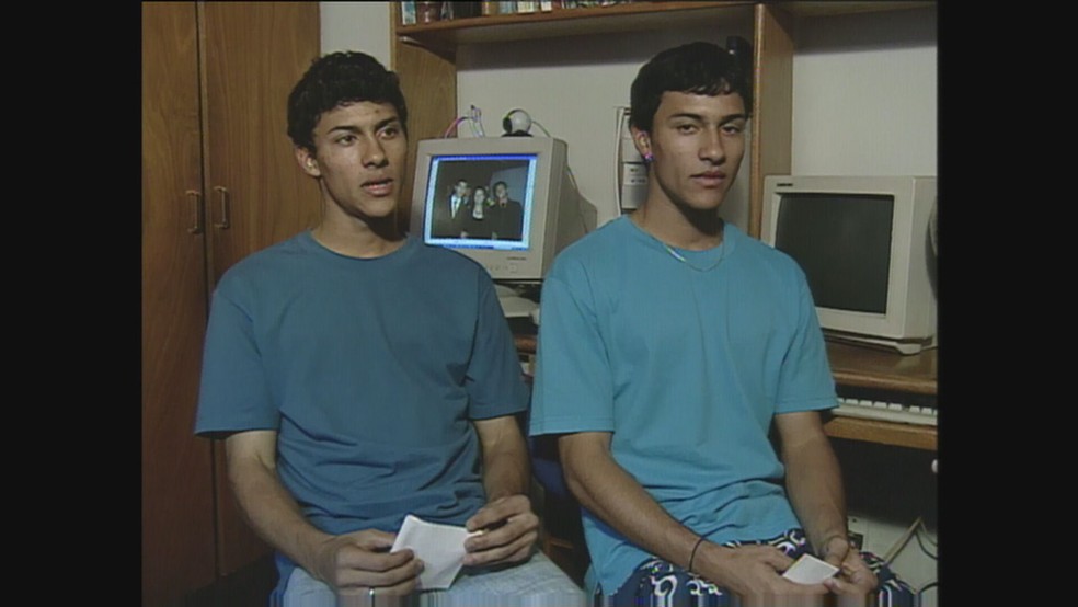 Alex e Alan, da esquerda para a direita, em entrevista a TV Globo em 2007 — Foto: Arquivo/TV Globo