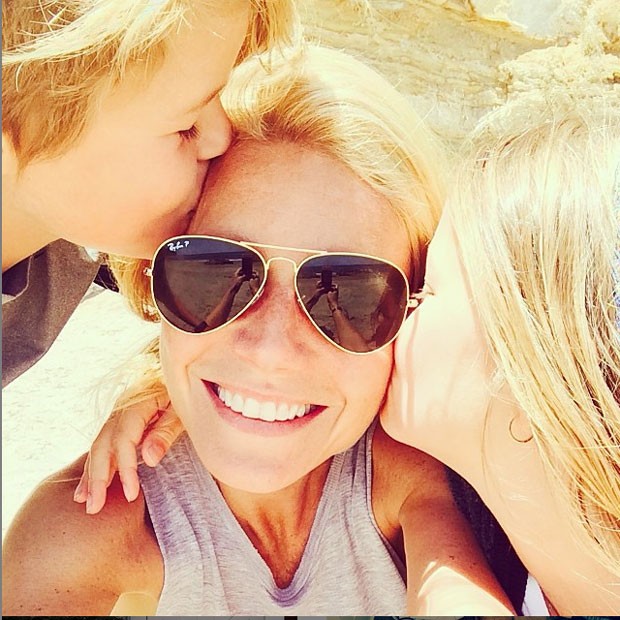 Gwyneth Paltrow ganhando carinho dos filhos Moses e Apple (Foto: Reprodução - Instagram)