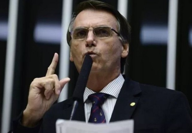 Jair Bolsonaro durante discurso na tribuna da Câmara, em abril de 2016, quando ainda era deputado federal (Foto: Nilson Bastian/Câmara dos Deputados)