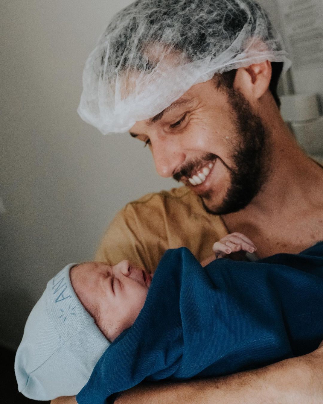 Jayme Matarazzo e o filho Antônio, que nasceu sábado, 6 de fevereiro, em São Paulo  (Foto: Reprodução Instagram)