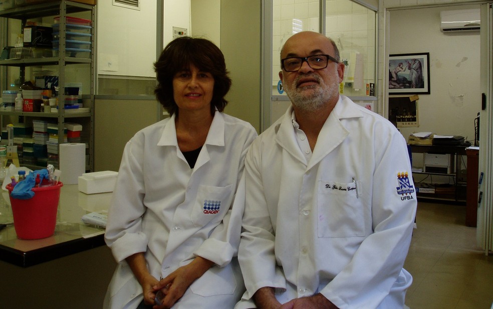  Silvia Sardi ao lado de Gubio Soares quando foram os responsáveis por identificar o vírus da zika pela primeira vez no Brasil — Foto: Gubio Soares/Arquivo pessoal
