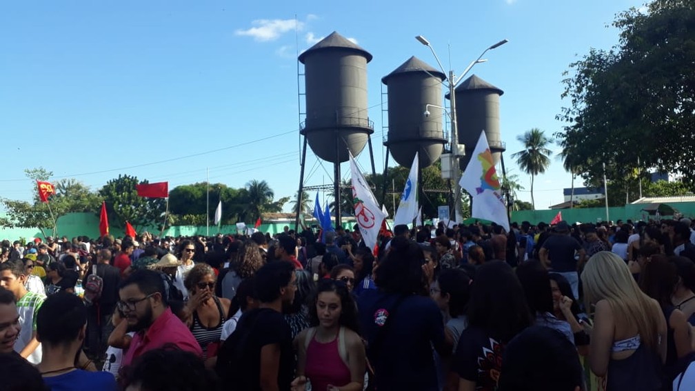 Manifestantes recomeçam protesto na Unir e deram início a caminhada até as Três Caixas D'Água. — Foto: Iule Vargas/Rede Amazônica