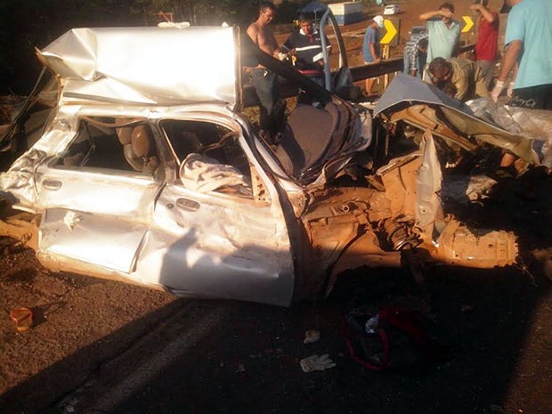 Carro com seis pessoas bateu de frente com uma carreta, na BR-364, em Mato Grosso. (Foto: Daniel Souza/Arquivo pessoal) Carro com seis pessoas bateu de frente com uma carreta, na BR-364, em Mato Grosso. (Foto: Daniel Souza/Arquivo pessoal)