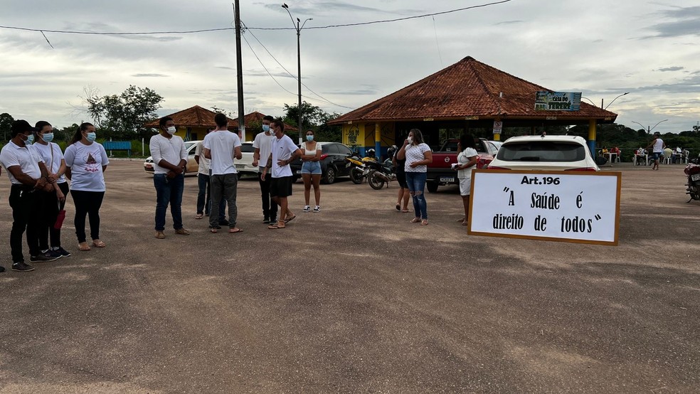 Após morte de adolescente, familiares fazem ato pedindo melhorias na saúde pública de Candeias do Jamari, RO — Foto: Jefferson Carvalho/Reprodução