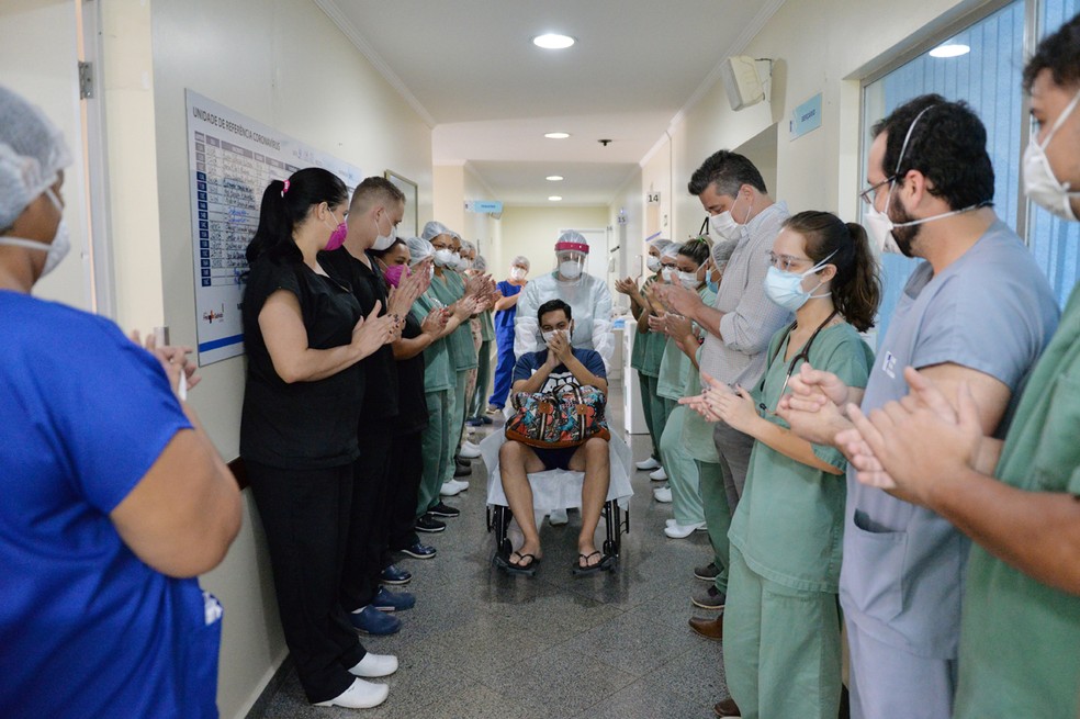 Alta de Tiago: paciente começou com um quadro gripal comum e evoluiu para falta de ar — Foto: Adilson Silveira/ Prefeitura de Limeira