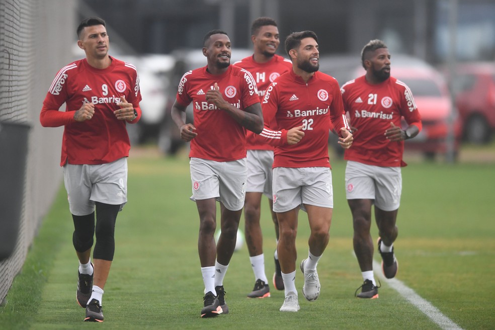 Titulares correm no gramado do CT do Parque Gigante � Foto: Ricardo Duarte/Divulga��o, Inter