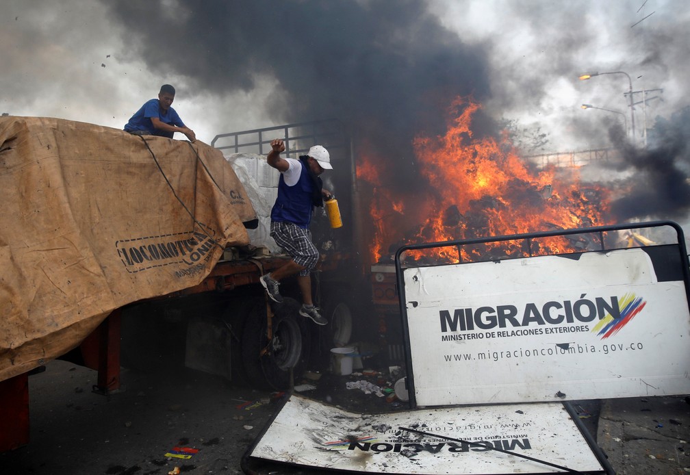 Caminhão que transportava ajuda humanitária para a Venezuela foi incendiado em Cúcuta, na Colômbia. — Foto: Marco Bello/Reuters