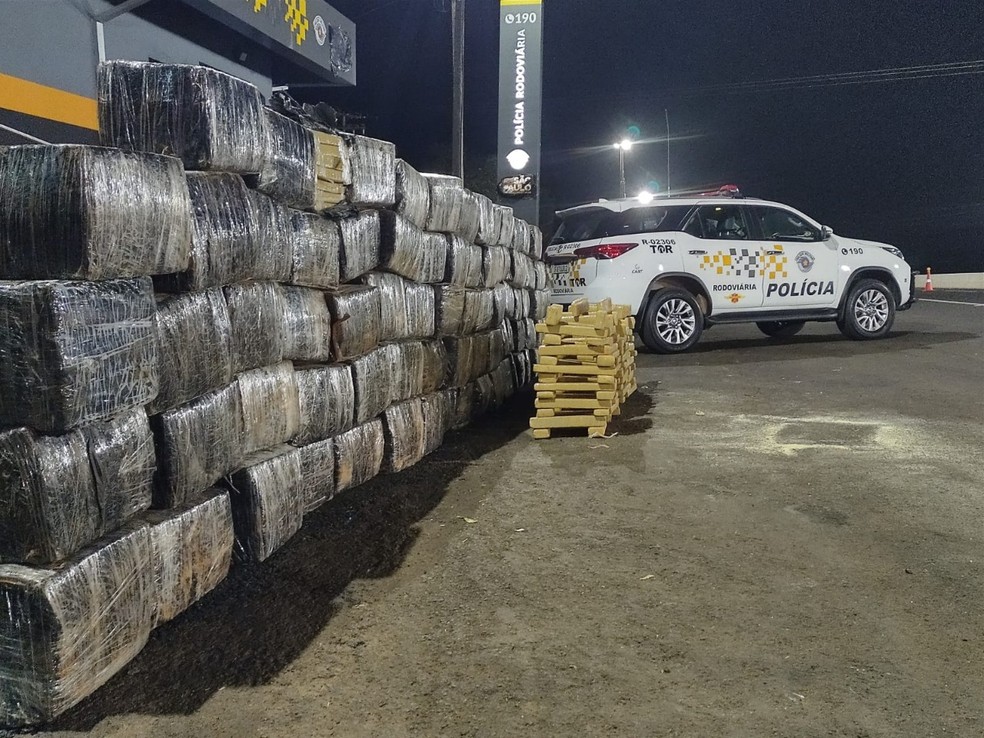 Mais de duas toneladas de maconha são apreendidas em rodovia de Ourinhos — Foto: Divulgação