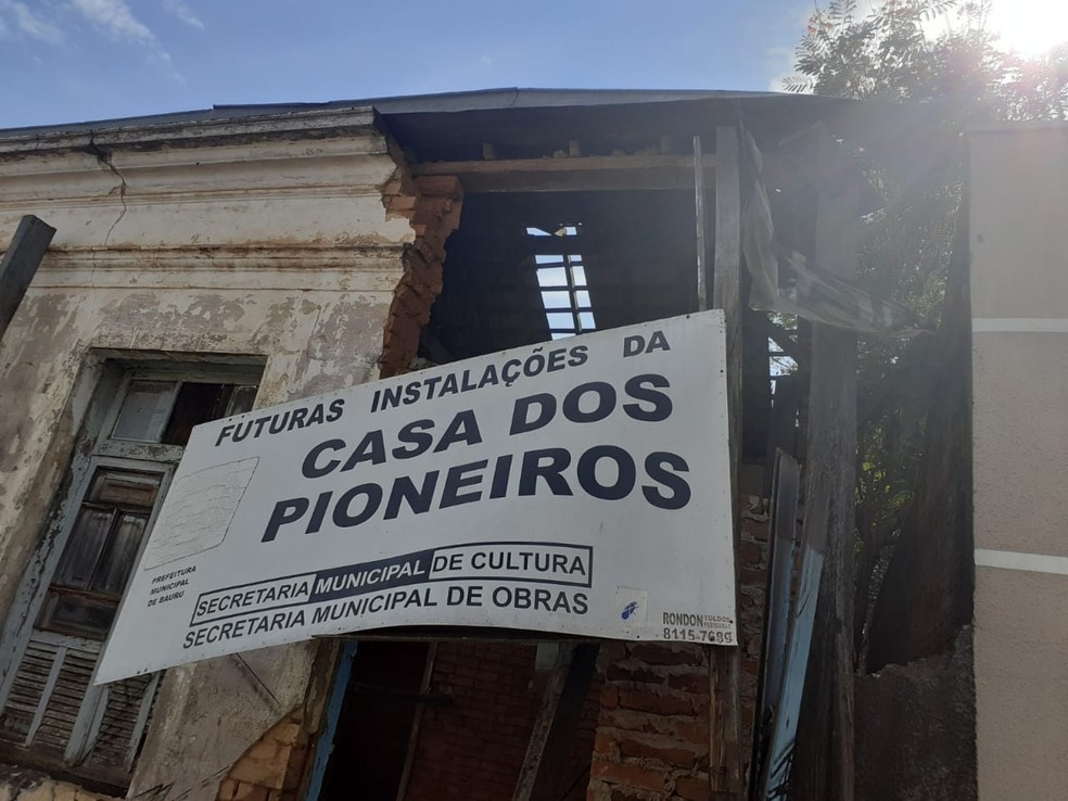 Em nota, a Secretaria de Cultura informou que a batida só danificou os tapumes que cercavam a fachada do imóvel em Bauru — Foto: Arquivo pessoal/Cristiano Moreira