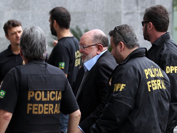  José Adelmário Pinheiro, o Léo Pinheiro, ex-presidente da OAS, é conduzido por agentes para sede da Polícia Federal, na capital paulista, na manhã desta segunda-feira (Foto: Werther Santana/ Estadão Conteúdo)