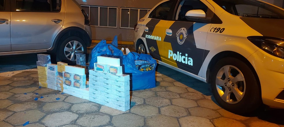 Polícia Rodoviária localizou grande quantidade de mercadorias se origem estrangeira e sem nota fiscal — Foto: Polícia Rodoviária