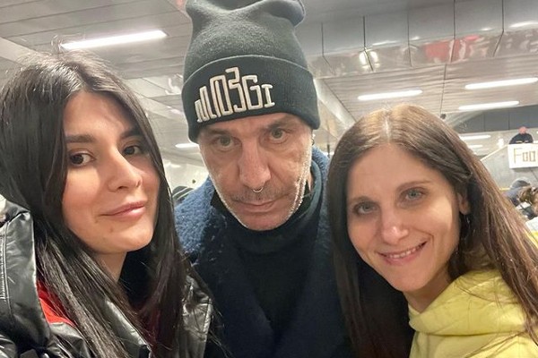 Alisa Komm (à esquerda) recebeu ajuda de Till Lindemann na sua chegada a Berlim (Foto: Reprodução / Instagram)