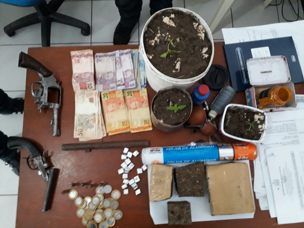 Objetos foram apreendidos em Altinho e São Caetano (Foto: Divulgação / Polícia Militar)