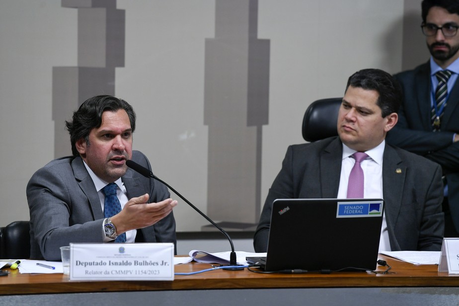 Deputado Isnaldo Bulhões Jr. (MDB-AL), à esquerda