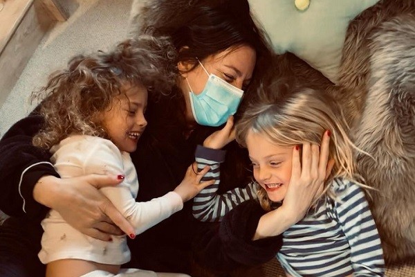 Liv Tyler reencontrando filhos depois de duas semanas isoladas após diagnóstico de coronavírus (Foto: Instagram)