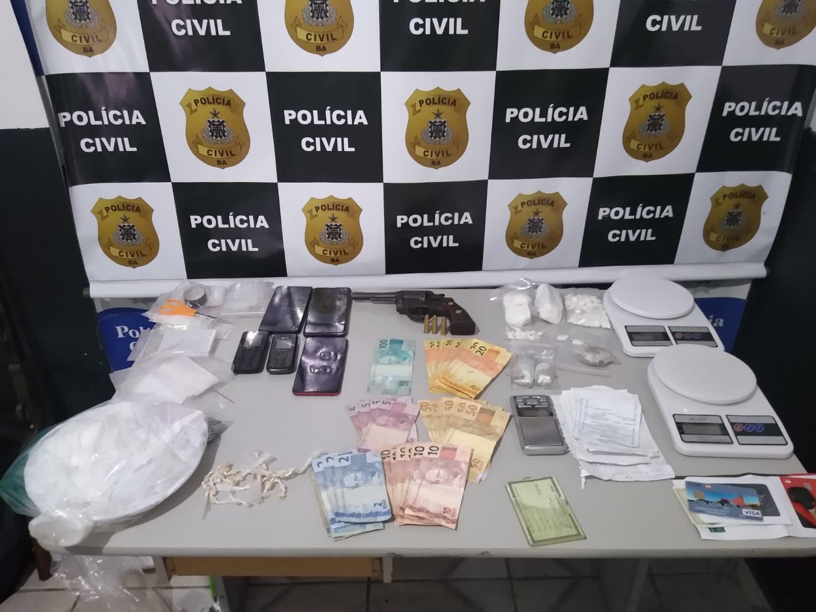 Polícia prende seis suspeitos de tráfico de drogas em Nova Canaã, no sudoeste da Bahia 