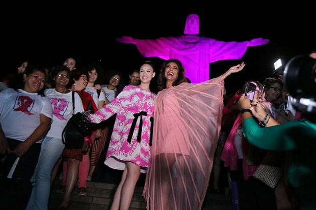Juliana Paes e Isabelle Drummond participam de ação pelo Outubro Rosa (Foto: Daniel Pinheiro/AgNews )