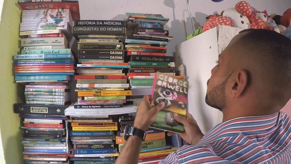 Coletor de lixo monta biblioteca com livros jogados fora em Sorocaba — Foto: Reprodução/TV TEM